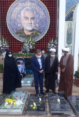 ادای احترام دکتر طاهری نیا به مقام شامخ شهید سلیمانی و دیگر شهدای کرمان 4