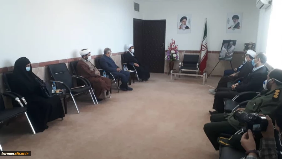 دیدار معاون پژوهش وفناوری دانشگاه فرهنگیان کشور بانماینده ولی فقیه دراستان وامام جمعه کرمان 5