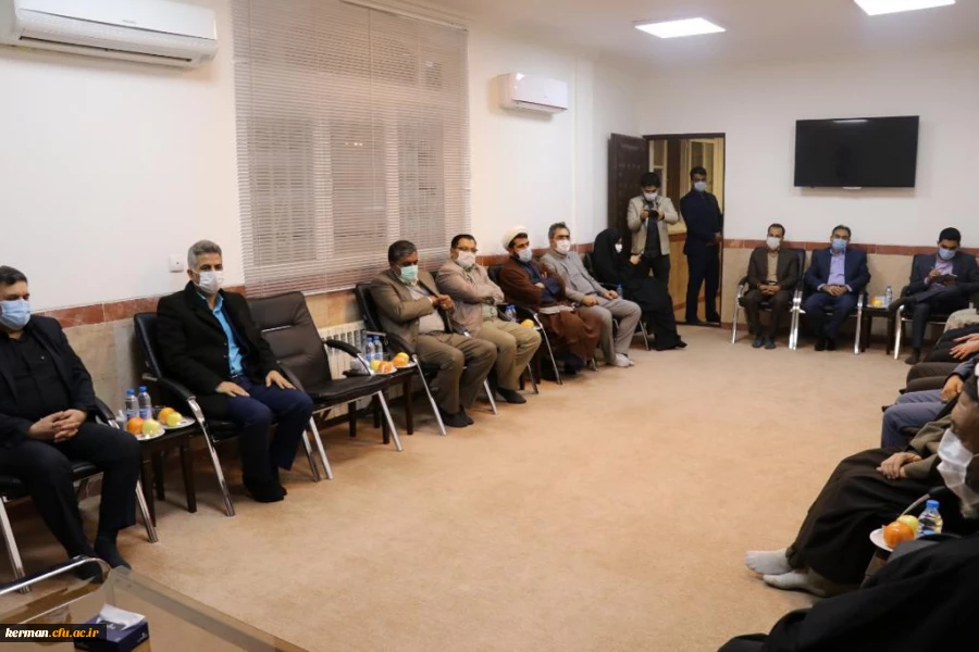 نماینده ولی فقیه در استان و امام جمعه کرمان توجه به ابعاد تربیتی و پرورشی دانش آموزان باید از دغدغه های اصلی دانشگاه فرهنگیان در تربیت معلم باشد. 2