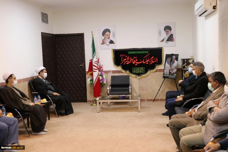 نماینده ولی فقیه در استان و امام جمعه کرمان توجه به ابعاد تربیتی و پرورشی دانش آموزان باید از دغدغه های اصلی دانشگاه فرهنگیان در تربیت معلم باشد. 4