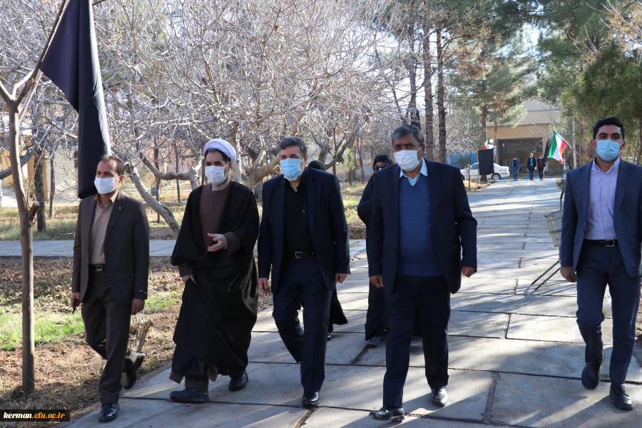 ادای احترام دکتر خنیفر به شهدای گمنام دانشگاه فرهنگیان کرمان 2
