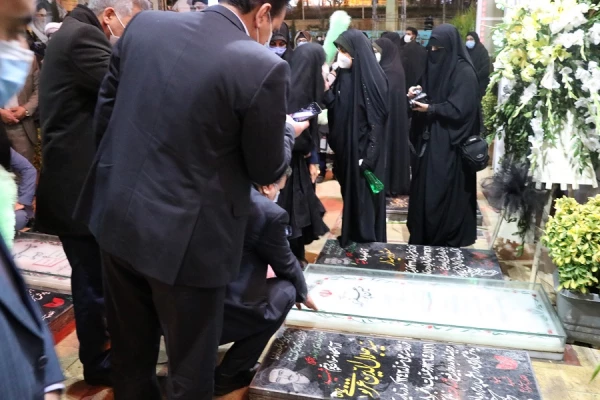 ادای احترام دکتر خنیفر به مقام شامخ شهید سلیمانی در گلزار شهدای کرمان 2