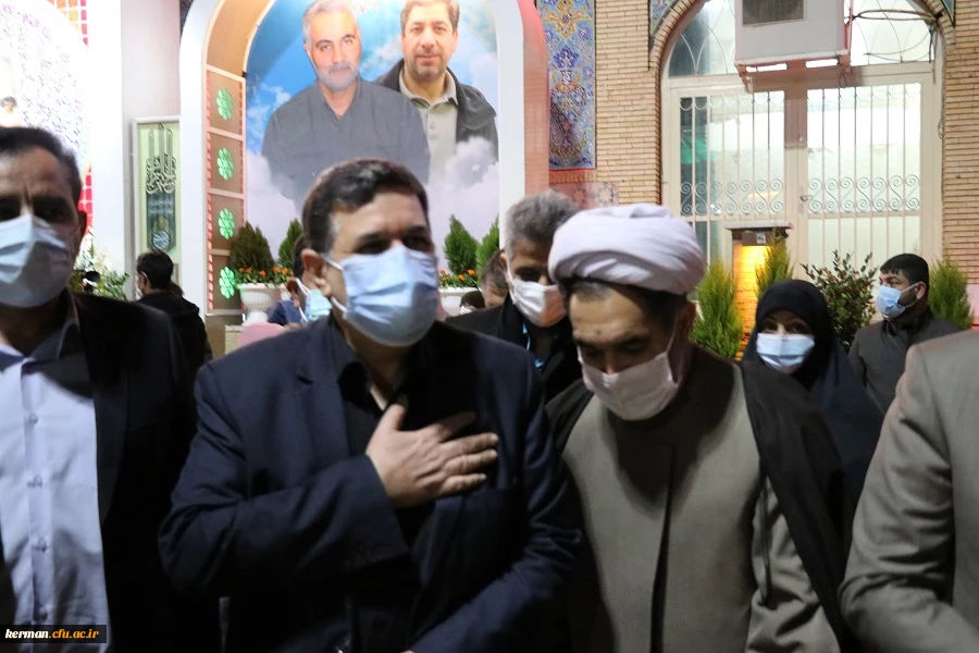 ادای احترام دکتر خنیفر به مقام شامخ شهید سلیمانی در گلزار شهدای کرمان 3