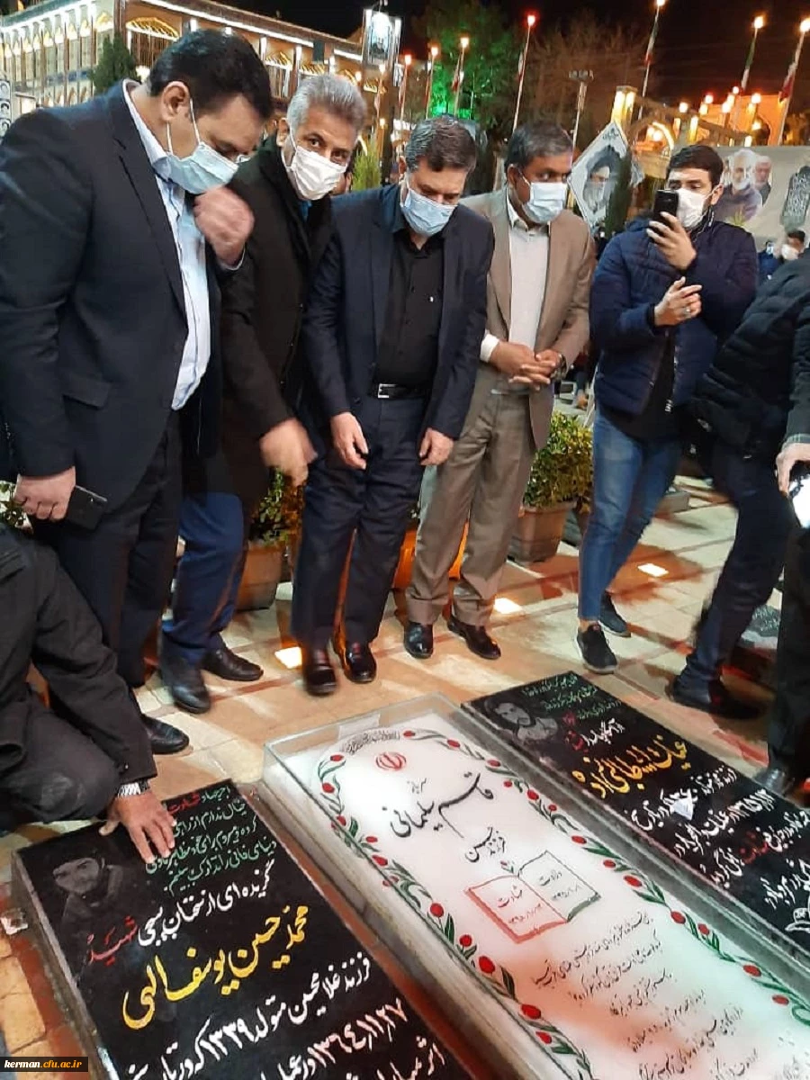 ادای احترام دکتر خنیفر به مقام شامخ شهید سلیمانی در گلزار شهدای کرمان 5