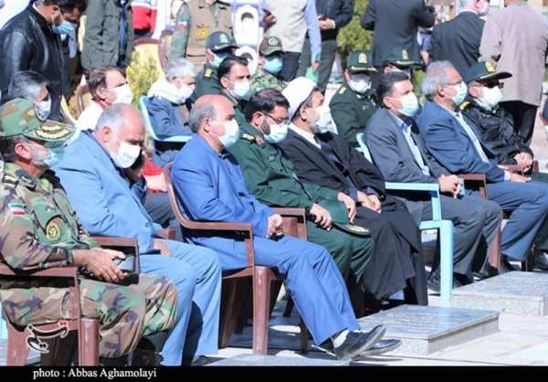 حضور مسئولین دانشگاه فرهنگیان استان کرمان درآیین گرامیداشت سالروز ورود امام خمینی (ره)به میهن از جوارمزار حاج قاسم 2