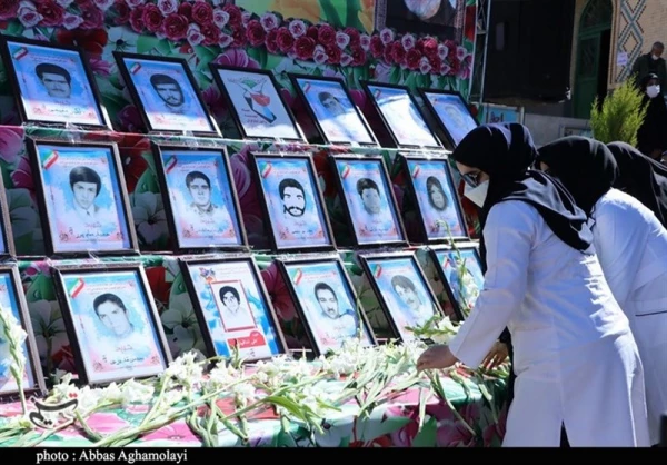 حضور مسئولین دانشگاه فرهنگیان استان کرمان درآیین گرامیداشت سالروز ورود امام خمینی (ره)به میهن از جوارمزار حاج قاسم 2