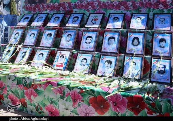 حضور مسئولین دانشگاه فرهنگیان استان کرمان درآیین گرامیداشت سالروز ورود امام خمینی (ره)به میهن از جوارمزار حاج قاسم 2