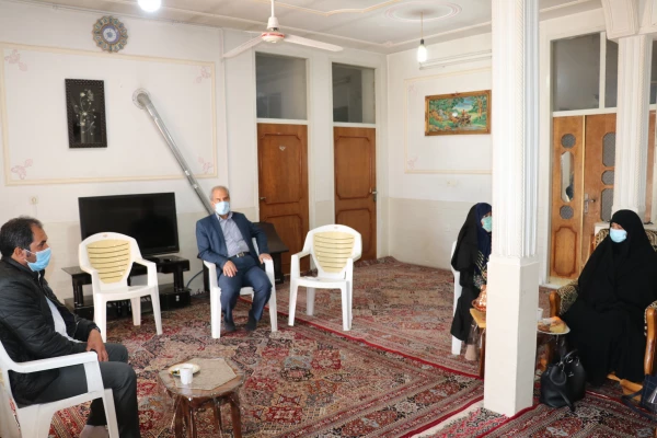 دیدار رئیس دانشگاه فرهنگیان استان کرمان با خانواده شهید حسین محمدی 4