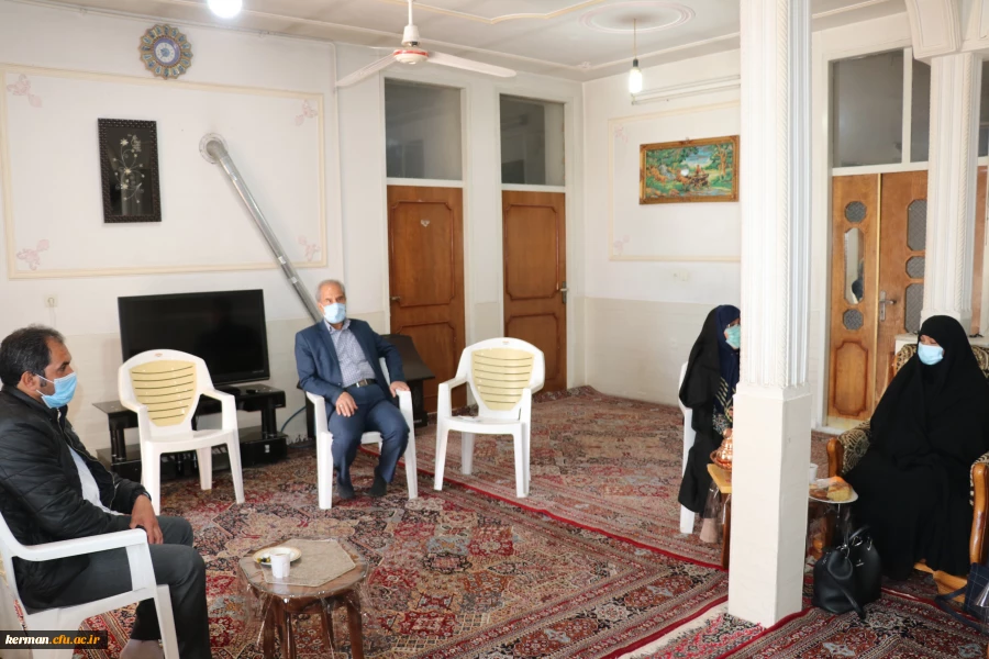 دیدار رئیس دانشگاه فرهنگیان استان کرمان با خانواده شهید حسین محمدی 4