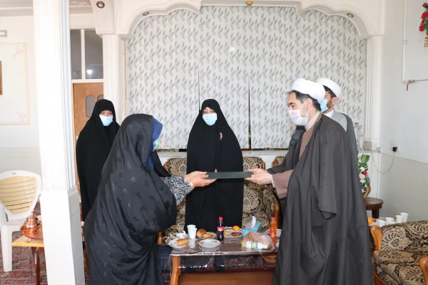 دیدار رئیس دانشگاه فرهنگیان استان کرمان با خانواده شهید حسین محمدی 8