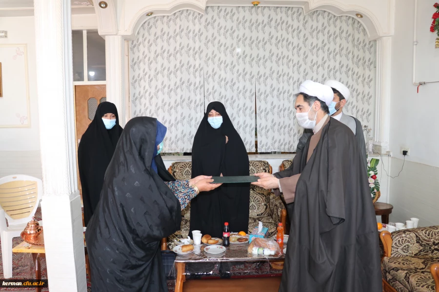 دیدار رئیس دانشگاه فرهنگیان استان کرمان با خانواده شهید حسین محمدی 8
