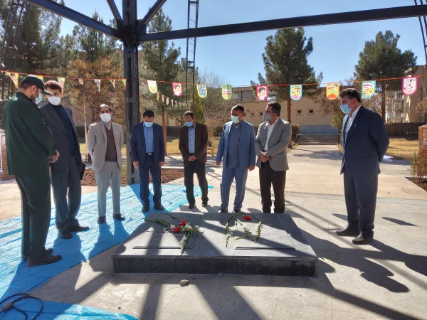 جلسه ستاد شاهد وایثارگر دانشگاه فرهنگیان کرمان با حضور دکتر توان رئیس دانشگاه فرهنگیان استان ، احمدی وعلیزاده نمایندگان اعزامی از سازمان مرکزی دانشگاه ، سرهنگ مهدوی وسایر اعضاء بمنظور بررسی عملکرد وپیشرفت کار پروژه یادمان شهدای گمنام برگزار شد 2