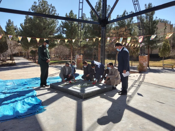 جلسه ستاد شاهد وایثارگر دانشگاه فرهنگیان کرمان با حضور دکتر توان رئیس دانشگاه فرهنگیان استان ، احمدی وعلیزاده نمایندگان اعزامی از سازمان مرکزی دانشگاه ، سرهنگ مهدوی وسایر اعضاء بمنظور بررسی عملکرد وپیشرفت کار پروژه یادمان شهدای گمنام برگزار شد 3