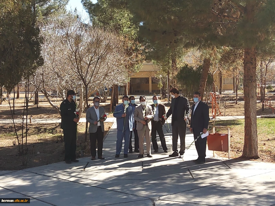 جلسه ستاد شاهد وایثارگر دانشگاه فرهنگیان کرمان با حضور دکتر توان رئیس دانشگاه فرهنگیان استان ، احمدی وعلیزاده نمایندگان اعزامی از سازمان مرکزی دانشگاه ، سرهنگ مهدوی وسایر اعضاء بمنظور بررسی عملکرد وپیشرفت کار پروژه یادمان شهدای گمنام برگزار شد 4