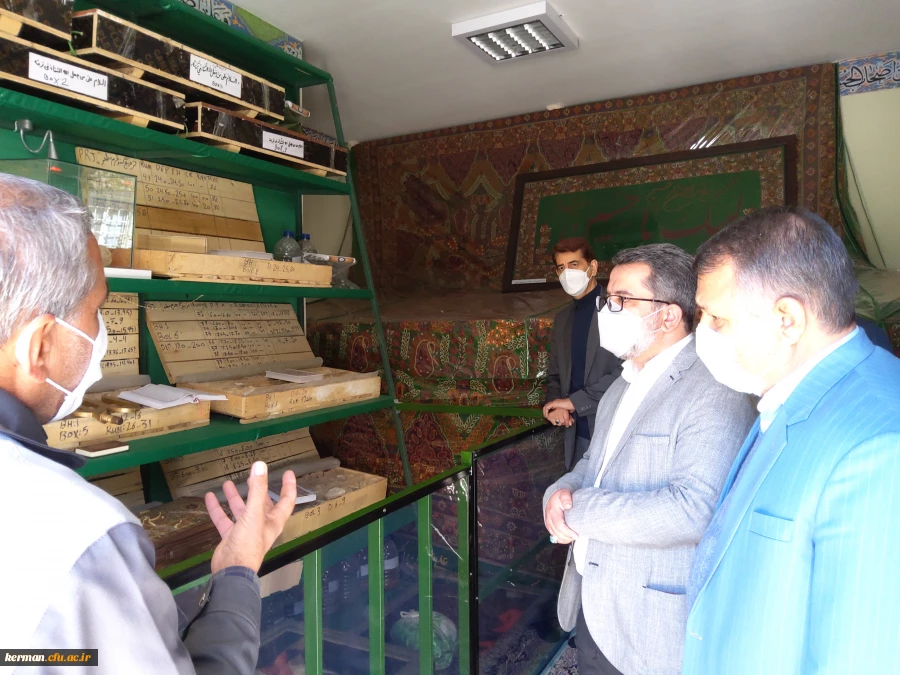 رئیس دانشگاه فرهنگیان کرمان  بهمراه نمایندگان اعزامی سازمان مرکزی از کارگاه ساخت ضریح امام حسین(ع)درشهر کرمان 
 2