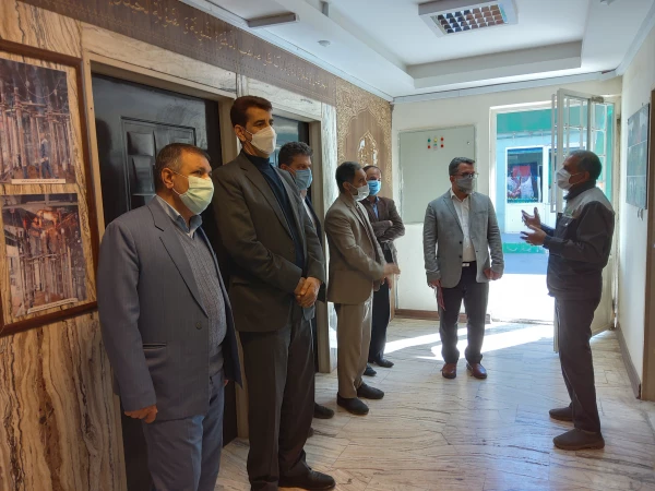 رئیس دانشگاه فرهنگیان کرمان  بهمراه نمایندگان اعزامی سازمان مرکزی از کارگاه ساخت ضریح امام حسین(ع)درشهر کرمان 
 5