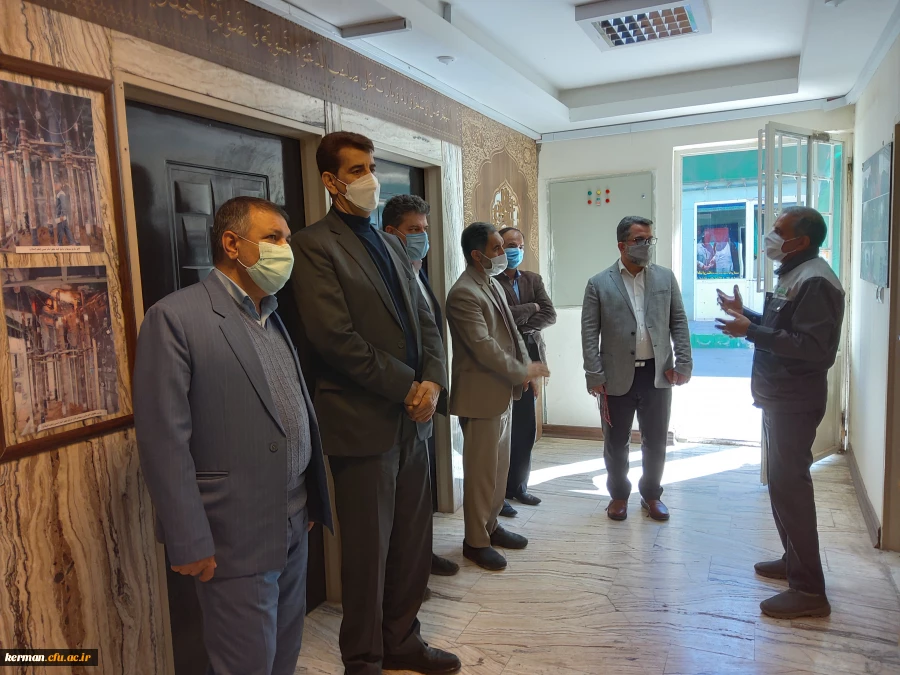 رئیس دانشگاه فرهنگیان کرمان  بهمراه نمایندگان اعزامی سازمان مرکزی از کارگاه ساخت ضریح امام حسین(ع)درشهر کرمان 
 5