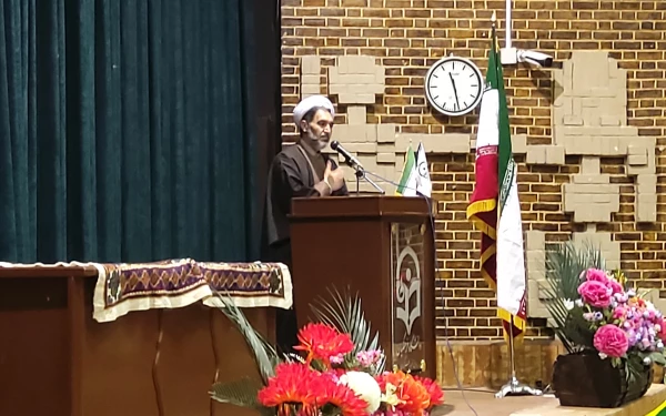 تربیت معلم شایسته مهمترین وظیفه دانشگاه فرهنگیان در راستای منویات مقام معظم رهبری در سال 1400 است . 7