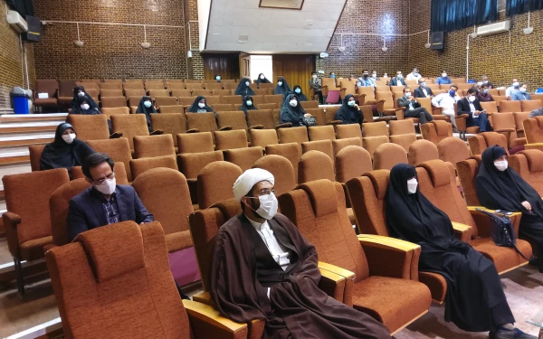 تربیت معلم شایسته مهمترین وظیفه دانشگاه فرهنگیان در راستای منویات مقام معظم رهبری در سال 1400 است . 8