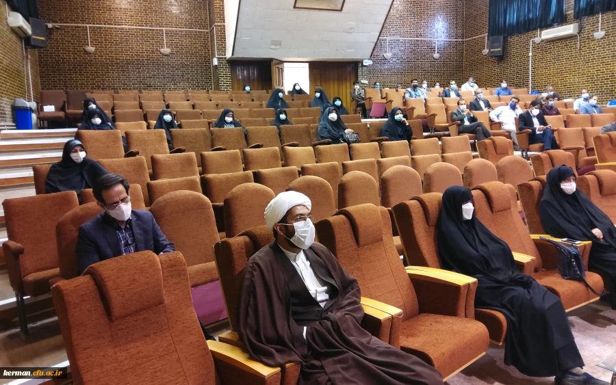 تربیت معلم شایسته مهمترین وظیفه دانشگاه فرهنگیان در راستای منویات مقام معظم رهبری در سال 1400 است . 8