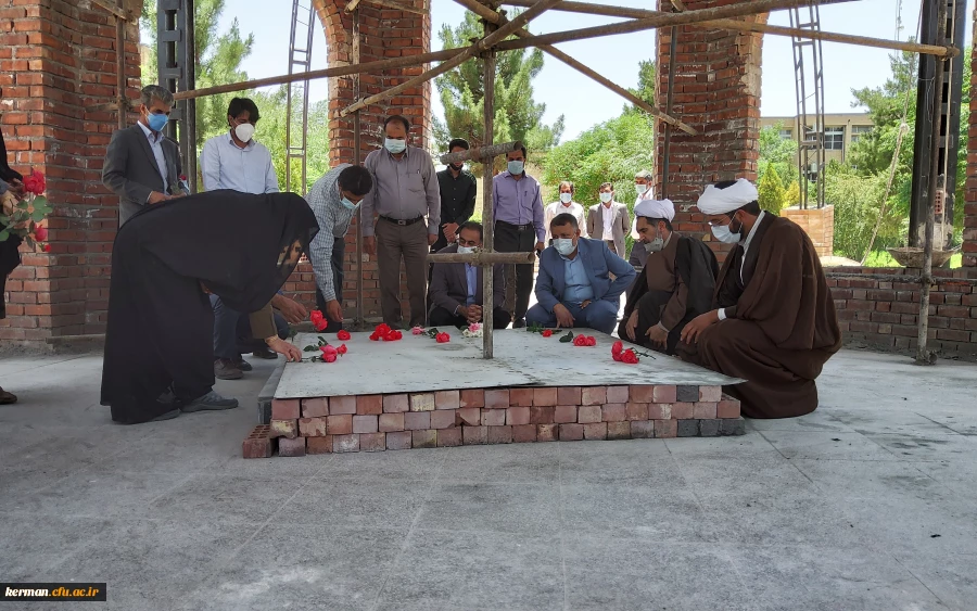 دانشگاه فرهنگیان کرمان به مناسبت گرامیداشت هفته سراهای دانشجویی برگزار کرد
ادای احترام وتجدیدعهدوپیمان با شهداء وامام راحل(ره) 2