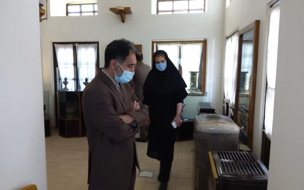 بازدیددکتر توان رئیس دانشگاه فرهنگیان کرمان از موزه نفت سوزها 7