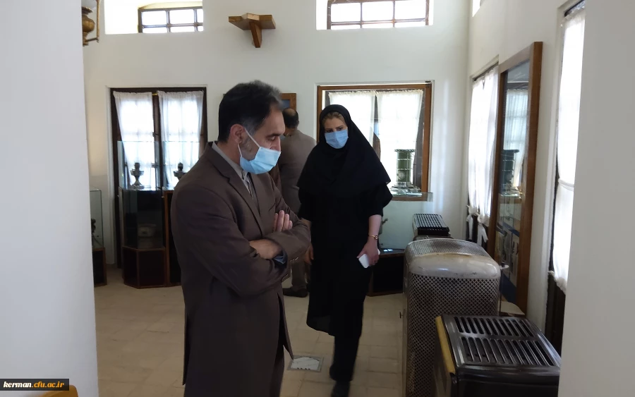 بازدیددکتر توان رئیس دانشگاه فرهنگیان کرمان از موزه نفت سوزها 7