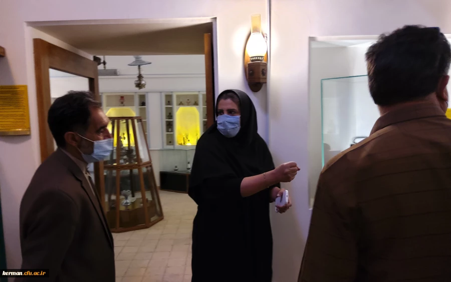 بازدیددکتر توان رئیس دانشگاه فرهنگیان کرمان از موزه نفت سوزها 8