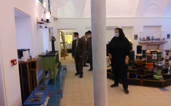 بازدیددکتر توان رئیس دانشگاه فرهنگیان کرمان از موزه نفت سوزها 9