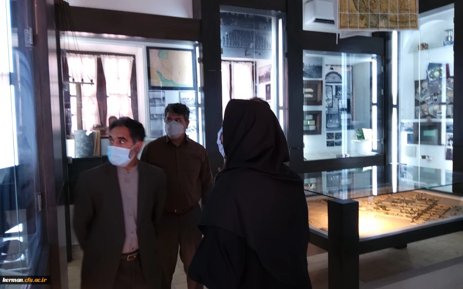 بازدیددکتر توان رئیس دانشگاه فرهنگیان کرمان از موزه نفت سوزها 10