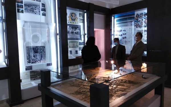 بازدیددکتر توان رئیس دانشگاه فرهنگیان کرمان از موزه نفت سوزها 12