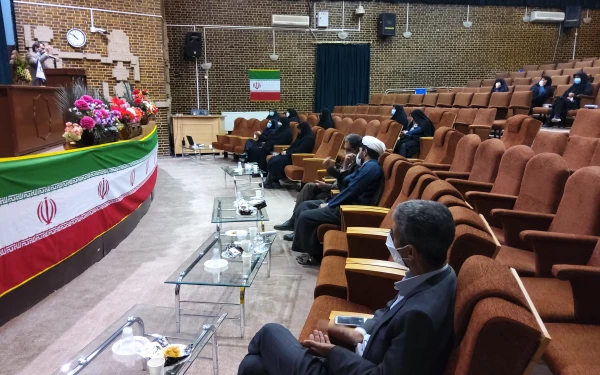 دکتر توان رئیس دانشگاه فرهنگیان کرمان درمراسم جشن اغاز امامت حضرت ولی عصر (عج)
دلیل پیشرفت اسلام رادرفطری بودن وانتخاب راه وروش اخلاق مدارانه پیامبر ذکر کردند 2