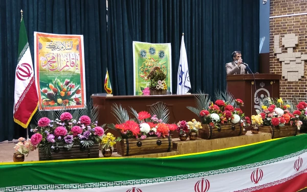 دکتر توان رئیس دانشگاه فرهنگیان کرمان درمراسم جشن اغاز امامت حضرت ولی عصر (عج)
دلیل پیشرفت اسلام رادرفطری بودن وانتخاب راه وروش اخلاق مدارانه پیامبر ذکر کردند 3