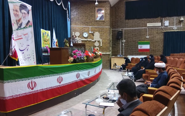 دکتر توان رئیس دانشگاه فرهنگیان کرمان درمراسم جشن اغاز امامت حضرت ولی عصر (عج)
دلیل پیشرفت اسلام رادرفطری بودن وانتخاب راه وروش اخلاق مدارانه پیامبر ذکر کردند 4