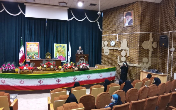 دکتر توان رئیس دانشگاه فرهنگیان کرمان درمراسم جشن اغاز امامت حضرت ولی عصر (عج)
دلیل پیشرفت اسلام رادرفطری بودن وانتخاب راه وروش اخلاق مدارانه پیامبر ذکر کردند 5