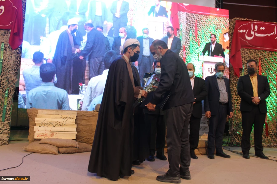 دکتر توان 
یادشهداءباعث میشود تاخودرابه اسلام وانقلاب مدیون بدانیم وباهمان روحیه از آن دفاع کنیم 16