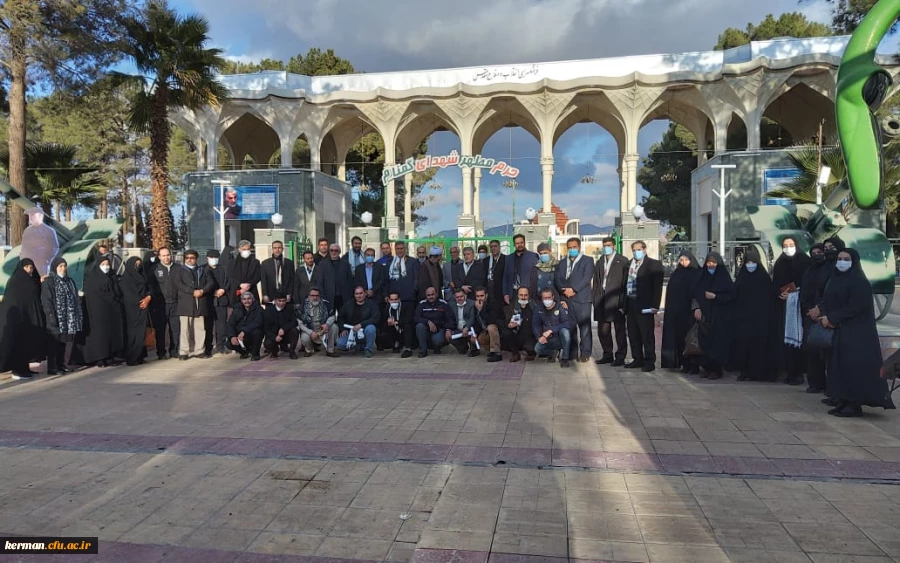 دردومین سالگرد شهادت سردار سلیمانی برگزار شد:
دیدار مروجین فرهنگ ایثار و شهادت سازمان مرکزی دانشگاه فرهنگیان از گلزار شهدای کرمان 3