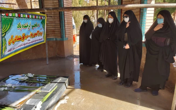 آیین غبار روبی وگل افشانی قبور مطهر شهدای گمنام دانشگاه فرهنگیان کرمان 5