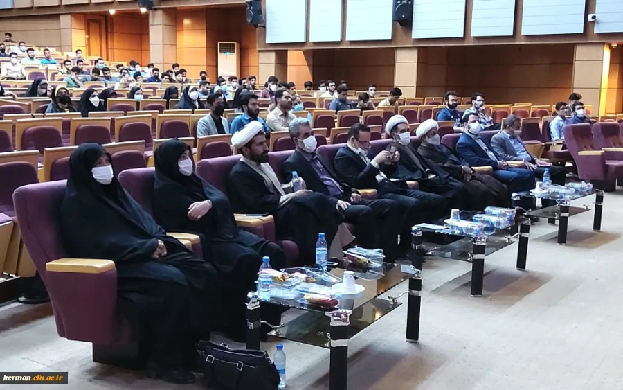 
رفتار واخلاق شهید سلیمانی برای مادرس است ،اخلاص وانجام کار برای رضای خدا از ویژگیهای بارز ایشان بود
 2