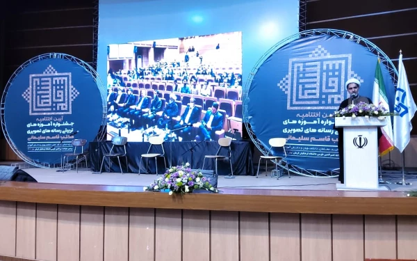 رفتار واخلاق شهید سلیمانی برای مادرس است ،اخلاص وانجام کار برای رضای خدا از ویژگیهای بارز ایشان بود
 2