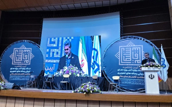 رفتار واخلاق شهید سلیمانی برای مادرس است ،اخلاص وانجام کار برای رضای خدا از ویژگیهای بارز ایشان بود
 2