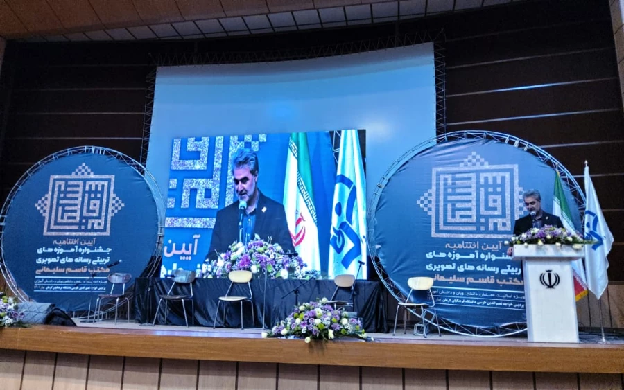 رفتار واخلاق شهید سلیمانی برای مادرس است ،اخلاص وانجام کار برای رضای خدا از ویژگیهای بارز ایشان بود
 2