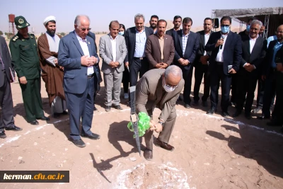 با حضور رئیس دانشگاه فرهنگیان کشور، استاندار و جمعی از مسئولان استان کرمان:

کلنگ احداث اولین دانشگاه جامع فرهنگیان کشور در کرمان به زمین زده شد