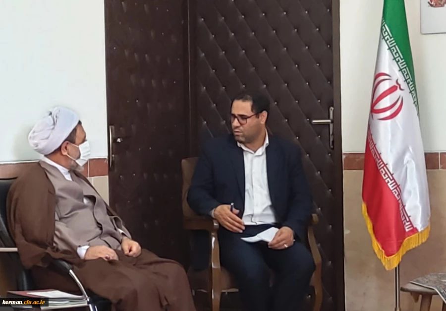 نماینده ولی فقیه  در استان و امام جمعه کرمان تاکید کرد:
ضرورت سختگیری و جدیت بیشتر در جذب معلمان 2