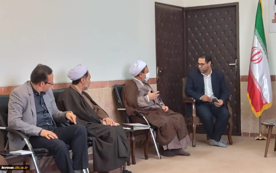 نماینده ولی فقیه  در استان و امام جمعه کرمان تاکید کرد:
ضرورت سختگیری و جدیت بیشتر در جذب معلمان 2