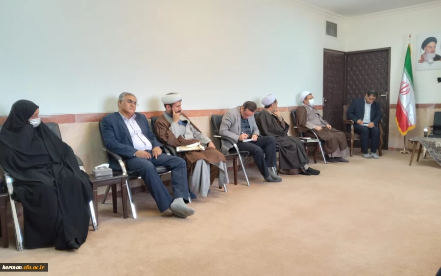 نماینده ولی فقیه  در استان و امام جمعه کرمان تاکید کرد:
ضرورت سختگیری و جدیت بیشتر در جذب معلمان 2