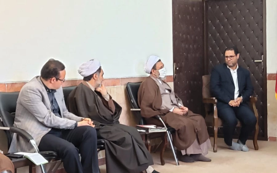 نماینده ولی فقیه  در استان و امام جمعه کرمان تاکید کرد:
ضرورت سختگیری و جدیت بیشتر در جذب معلمان 2