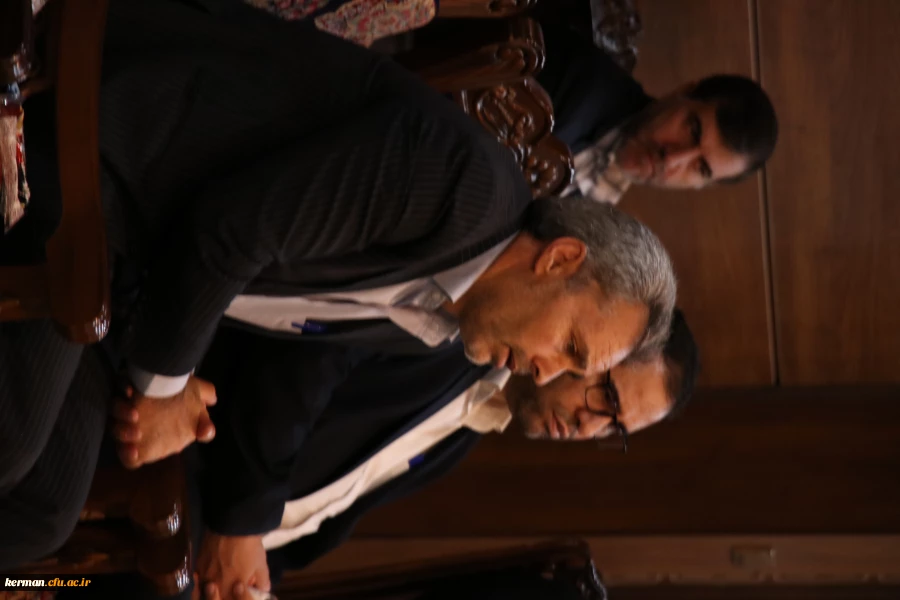 دانشگاه فضیلت دارد اما اگر برای تربیت معلم باشد، فضیلت بیشتری دارد 
 4