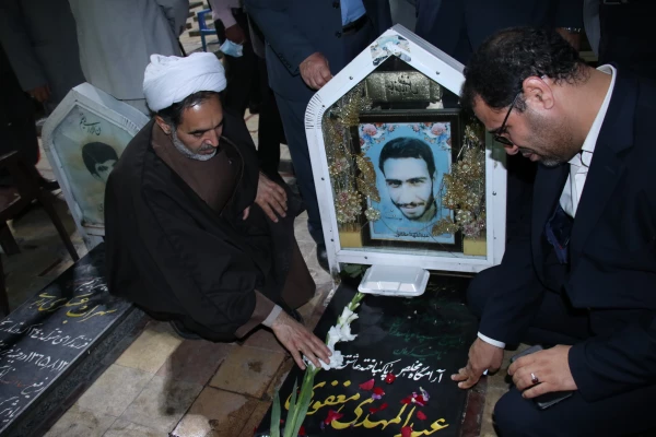 ادای احترام رئیس دانشگاه فرهنگیان کشور به سردار شهید "حاج قاسم سلیمانی" 2