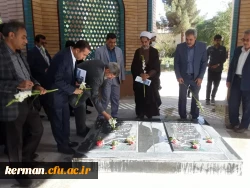 ادای احترام شرکت کنندگان در آیین پایانی ششمین جشنواره رویش  به شهدای گمنام  2